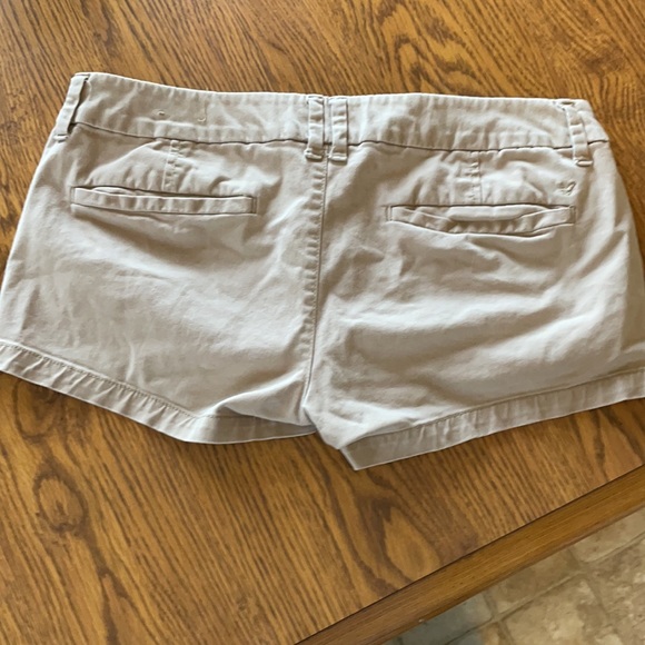 American Eagle shorts size 6 shortie style hardly worn - Picture 2 of 4